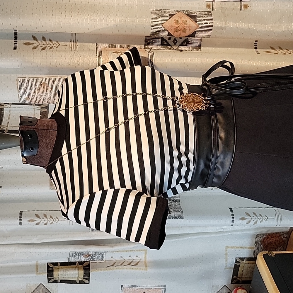 🤎 Jailbait Stripe Ringer Tee - Picture 3 of 6